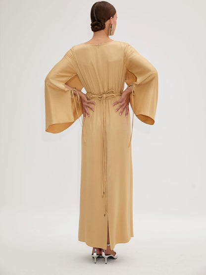 فستان كريمي مع حزام مكرامية