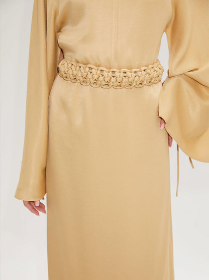 فستان كريمي مع حزام مكرامية