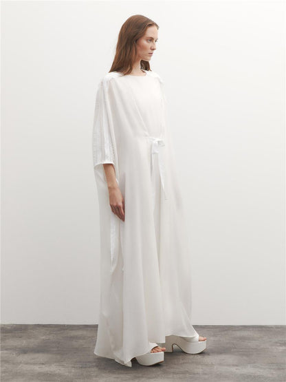 فستان أبيض مع إكسسوارات دانتيل